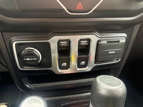 Certified 2019 Jeep Wrangler Sport AWD/4WD image 25