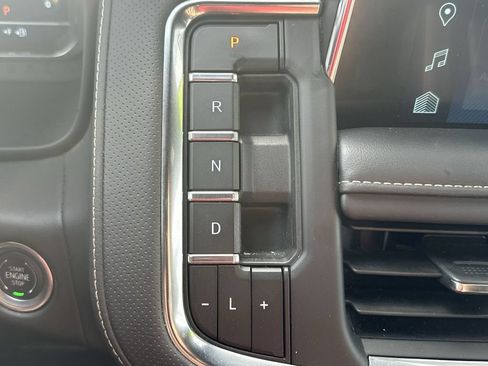 Used 2024 Chevrolet Suburban Premier RWD image 28