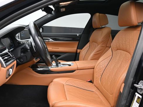 Used 2022 BMW 750i xDrive w/ Luxury Rear Seating Package image 10
