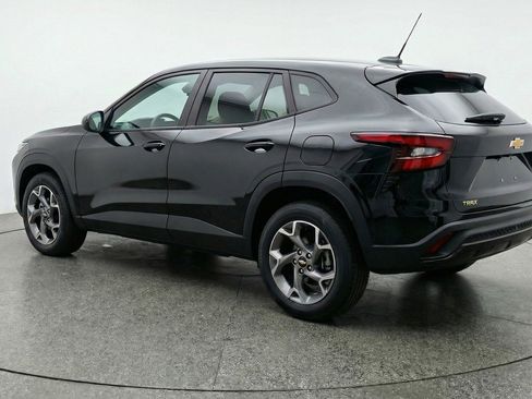 Used 2025 Chevrolet Trax LT w/ LT Convenience Package FWD image 6