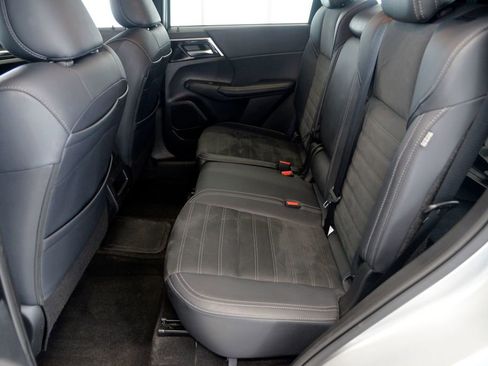 Used 2025 Mitsubishi Outlander SE image 28