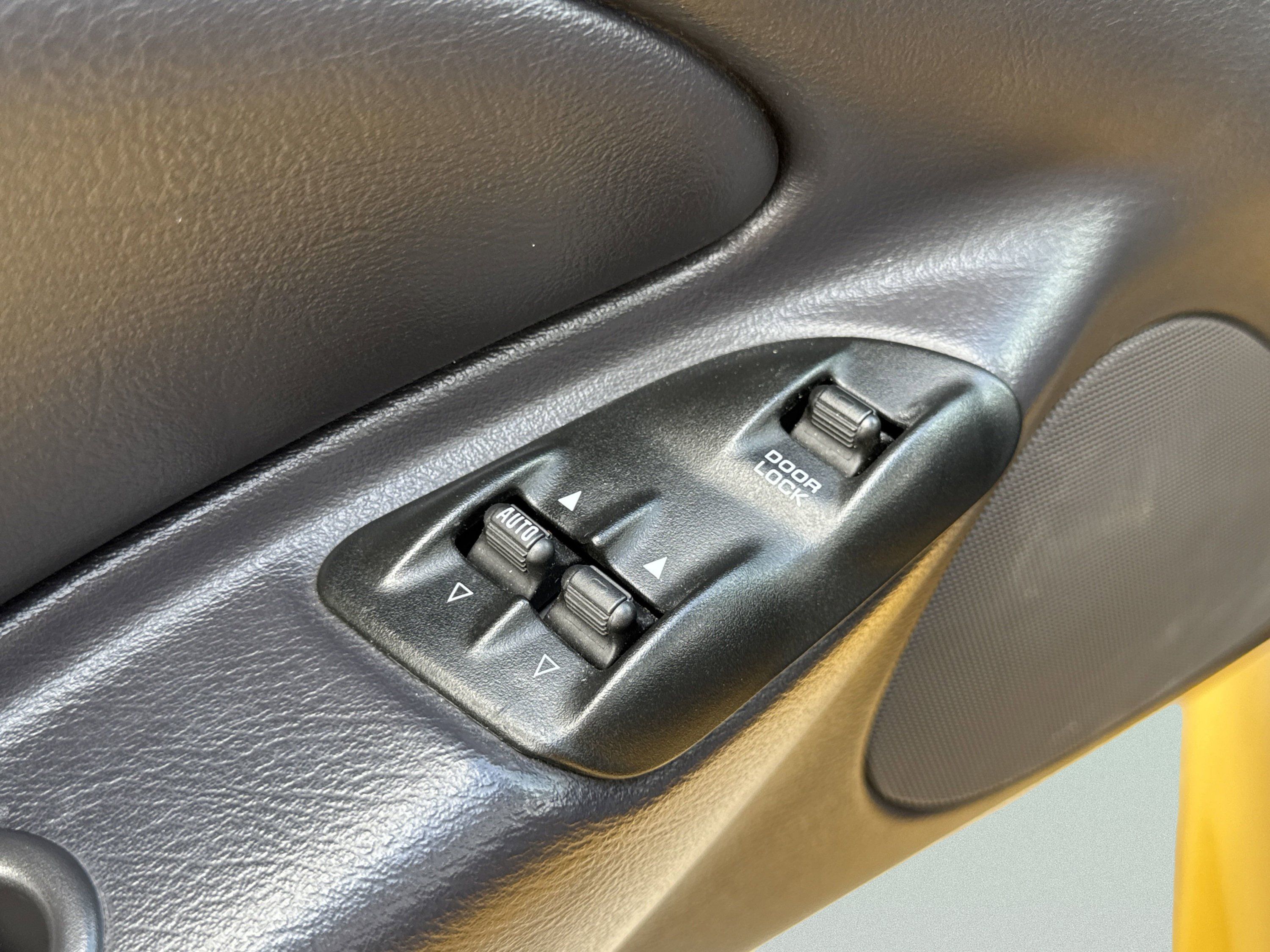 Used 2002 Chrysler Prowler RWD image 31