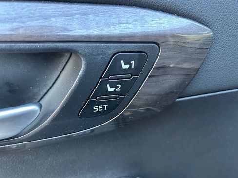 Used 2025 Toyota Highlander Limited image 18