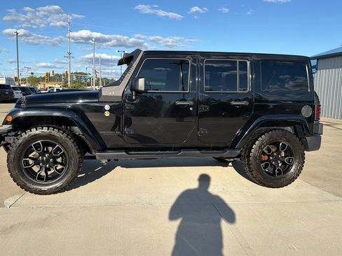 Used 2017 Jeep Wrangler Unlimited Sahara AWD/4WD image 7
