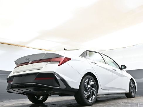 Certified 2025 Hyundai Elantra SEL image 32