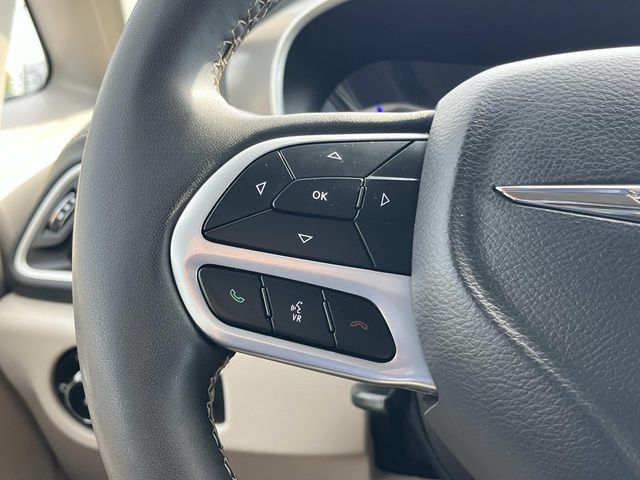 Used 2023 Chrysler Pacifica Touring-L FWD image 28