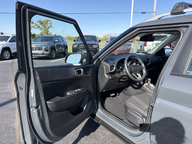 Used 2025 Hyundai Venue SEL FWD image 18
