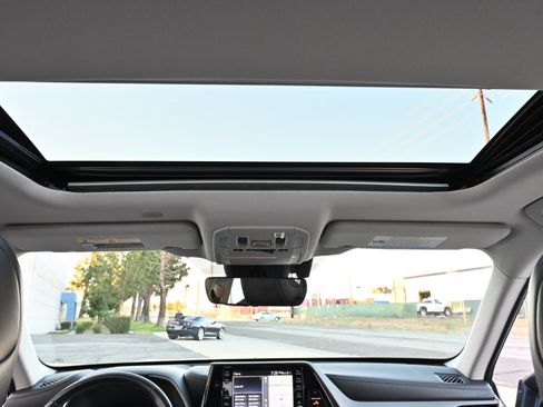 Used 2021 Toyota Highlander XLE AWD/4WD image 23