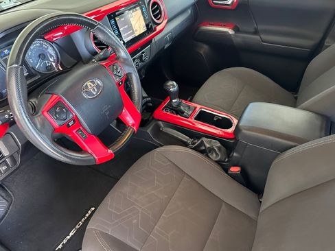 Used 2019 Toyota Tacoma TRD Sport AWD/4WD image 4