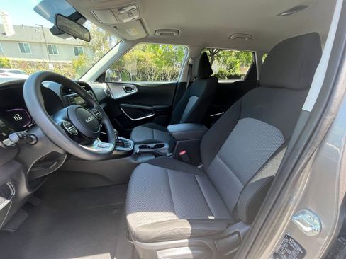 Used 2025 Kia Soul LX w/ LX Technology Package FWD image 24