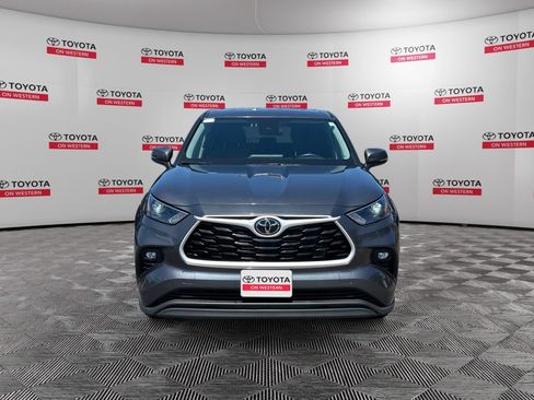 Certified 2025 Toyota Highlander LE AWD/4WD image 2