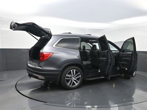 Used 2018 Honda Pilot Touring image 42