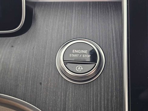 Used 2025 Mercedes-Benz C 300 Sedan image 29