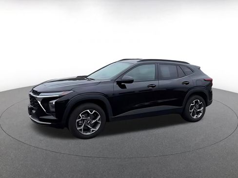 Used 2025 Chevrolet Trax LT w/ LT Convenience Package image 9