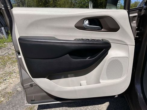 Used 2018 Chrysler Pacifica Touring-L FWD image 8