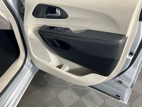 Certified 2024 Chrysler Pacifica Limited FWD image 30
