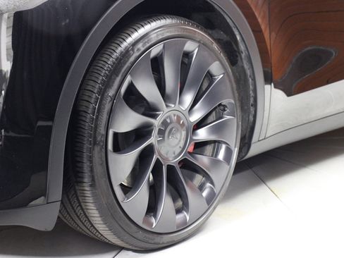 Used 2024 Tesla Model Y Performance image 19