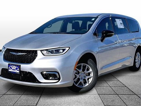 New 2026 Chrysler Pacifica Select image 2