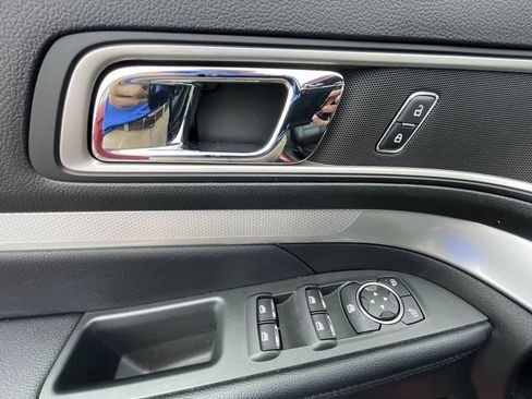 Used 2017 Ford Explorer XLT w/ Equipment Group 202A FWD image 23