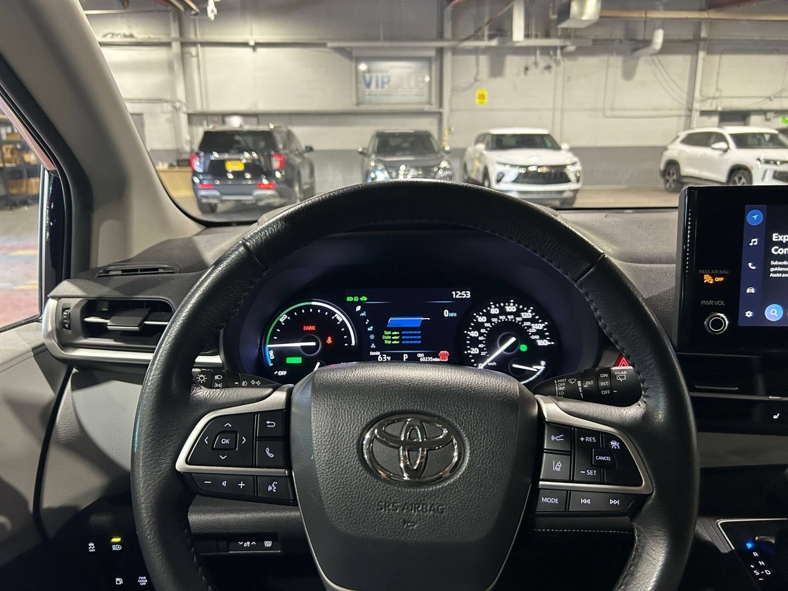 Used 2025 Toyota Sienna XLE FWD image 32