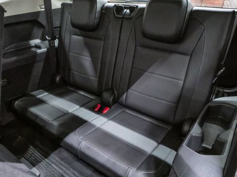 Used 2018 Volkswagen Tiguan SEL FWD image 12