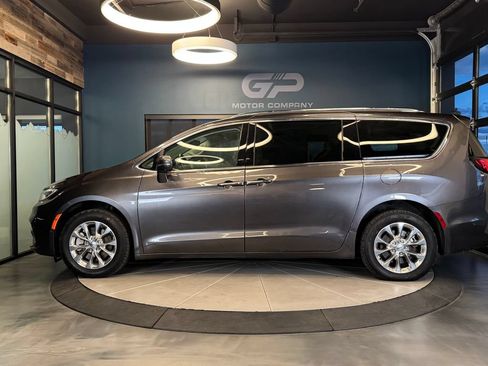 Used 2021 Chrysler Pacifica Touring-L w/ Uconnect Theater Family Group AWD/4WD image 6