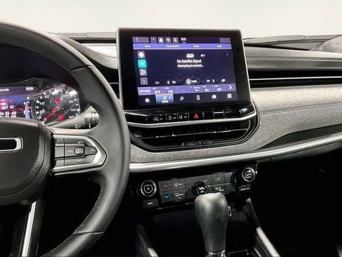 Used 2024 Jeep Compass Latitude image 10