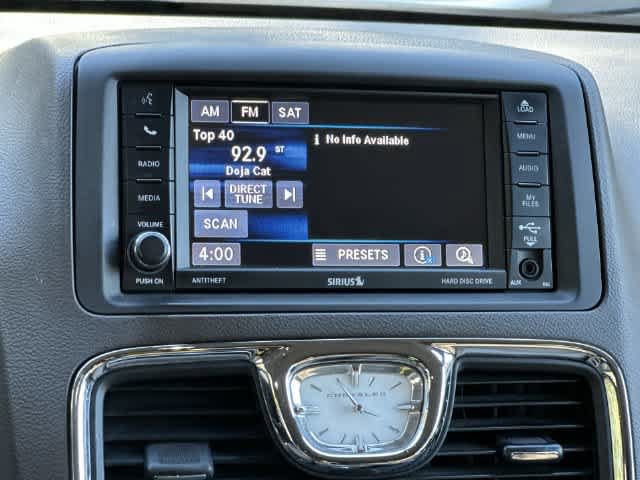 Used 2014 Chrysler Town & Country Touring-L FWD image 10