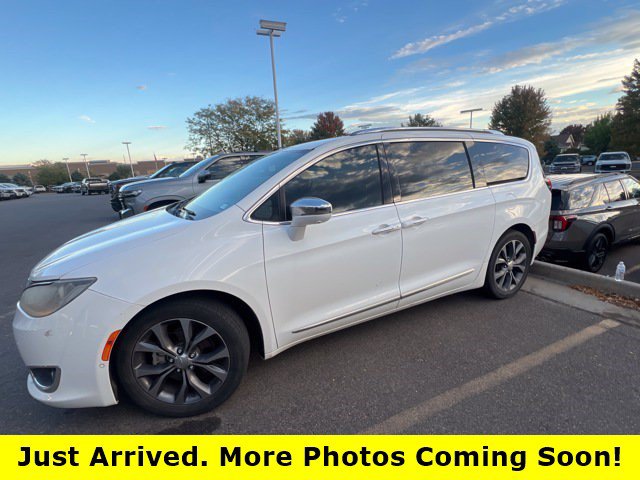 Used 2017 Chrysler Pacifica Limited w/ Advanced Safetytec Group FWD image 1