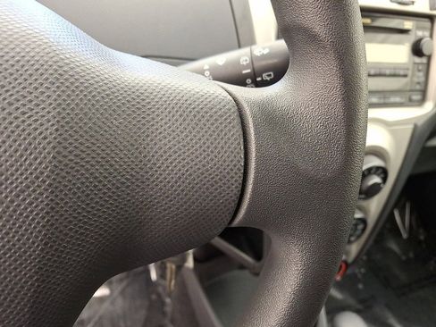 Used 2010 Toyota Yaris 4-Door Hatchback image 18