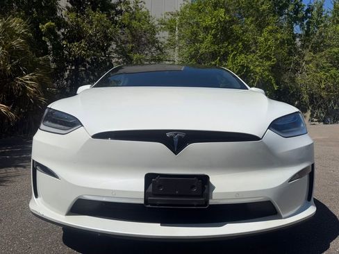 Used 2022 Tesla Model X Plaid image 3