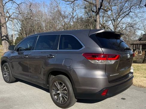 Used 2019 Toyota Highlander LE image 9