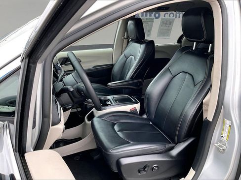 Used 2024 Chrysler Pacifica Touring-L FWD image 17