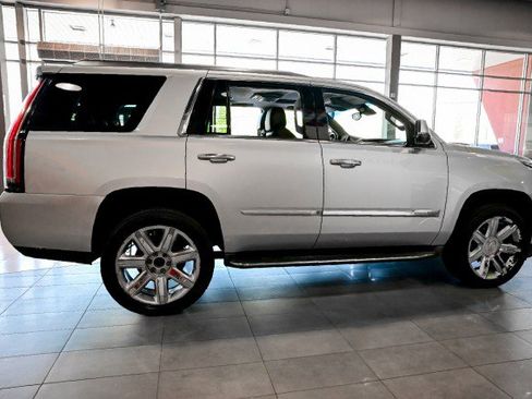 Used 2016 Cadillac Escalade Luxury AWD/4WD image 4