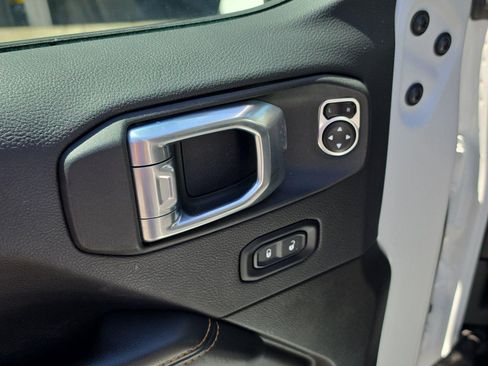 Used 2024 Jeep Wrangler Unlimited Sahara AWD/4WD image 16
