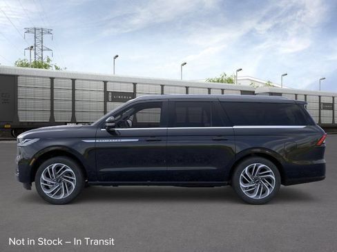 New 2026 Lincoln Navigator L Reserve AWD/4WD image 3