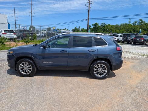Used 2019 Jeep Cherokee Latitude Plus w/ Comfort/Convenience Group AWD/4WD image 2