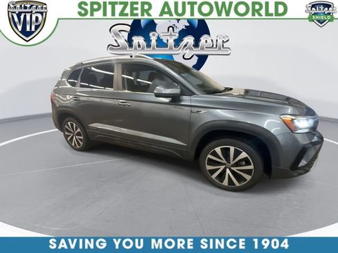 Used 2023 Volkswagen Taos SE w/ Panoramic Sunroof Package FWD image 2