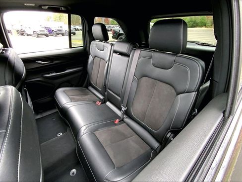 Used 2024 Jeep Grand Cherokee Altitude image 18