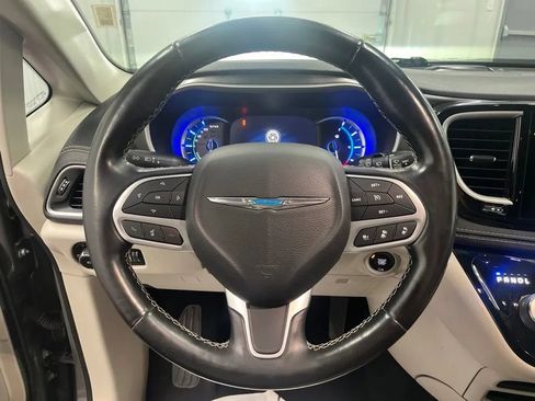 Used 2021 Chrysler Pacifica Touring-L FWD image 20