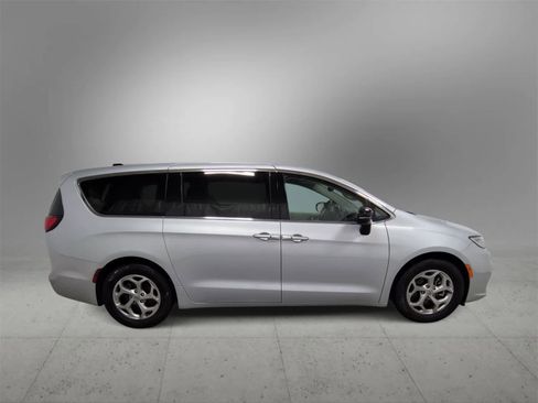 Used 2024 Chrysler Pacifica Limited image 9