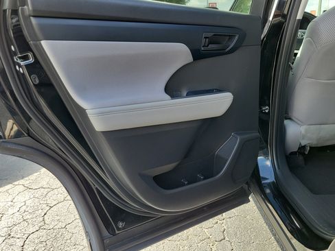 Used 2023 Toyota Highlander LE FWD image 10