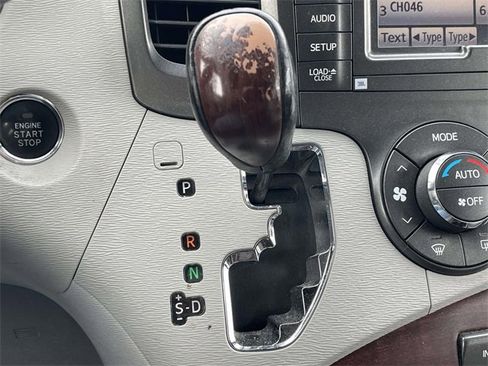 Used 2014 Toyota Sienna XLE image 42