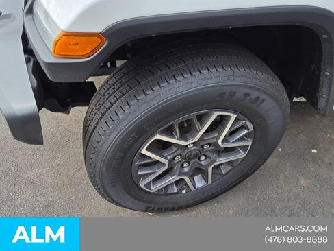 Used 2025 Jeep Wrangler Unlimited Sahara AWD/4WD image 3