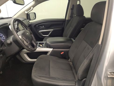Used 2019 Nissan Titan SV w/ SV Convenience Package image 17