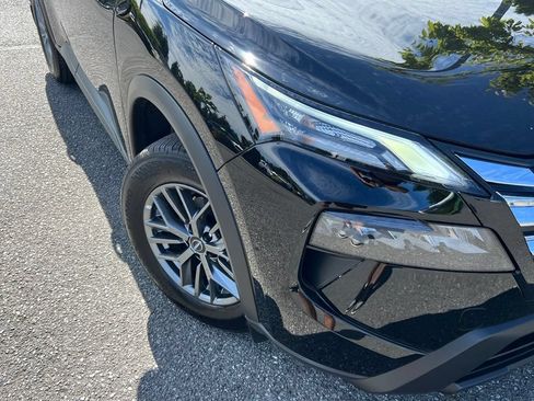 Used 2025 Nissan Rogue S AWD/4WD image 2