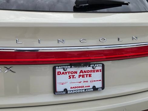 Used 2018 Lincoln MKX Reserve w/ Driver Assistance Package FWD image 11