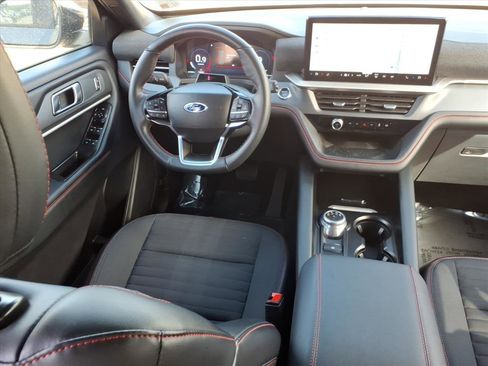 Used 2025 Ford Explorer ST-Line image 4