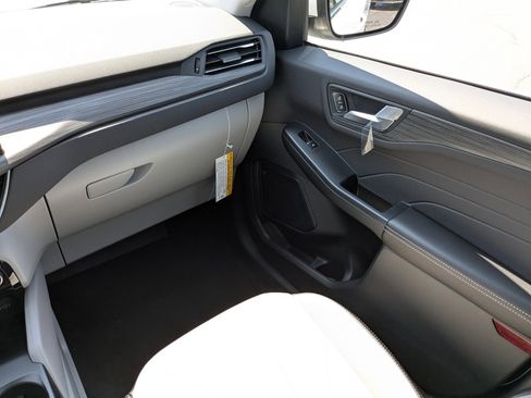 New 2025 Ford Escape SE w/ PHEV Premium Package image 19