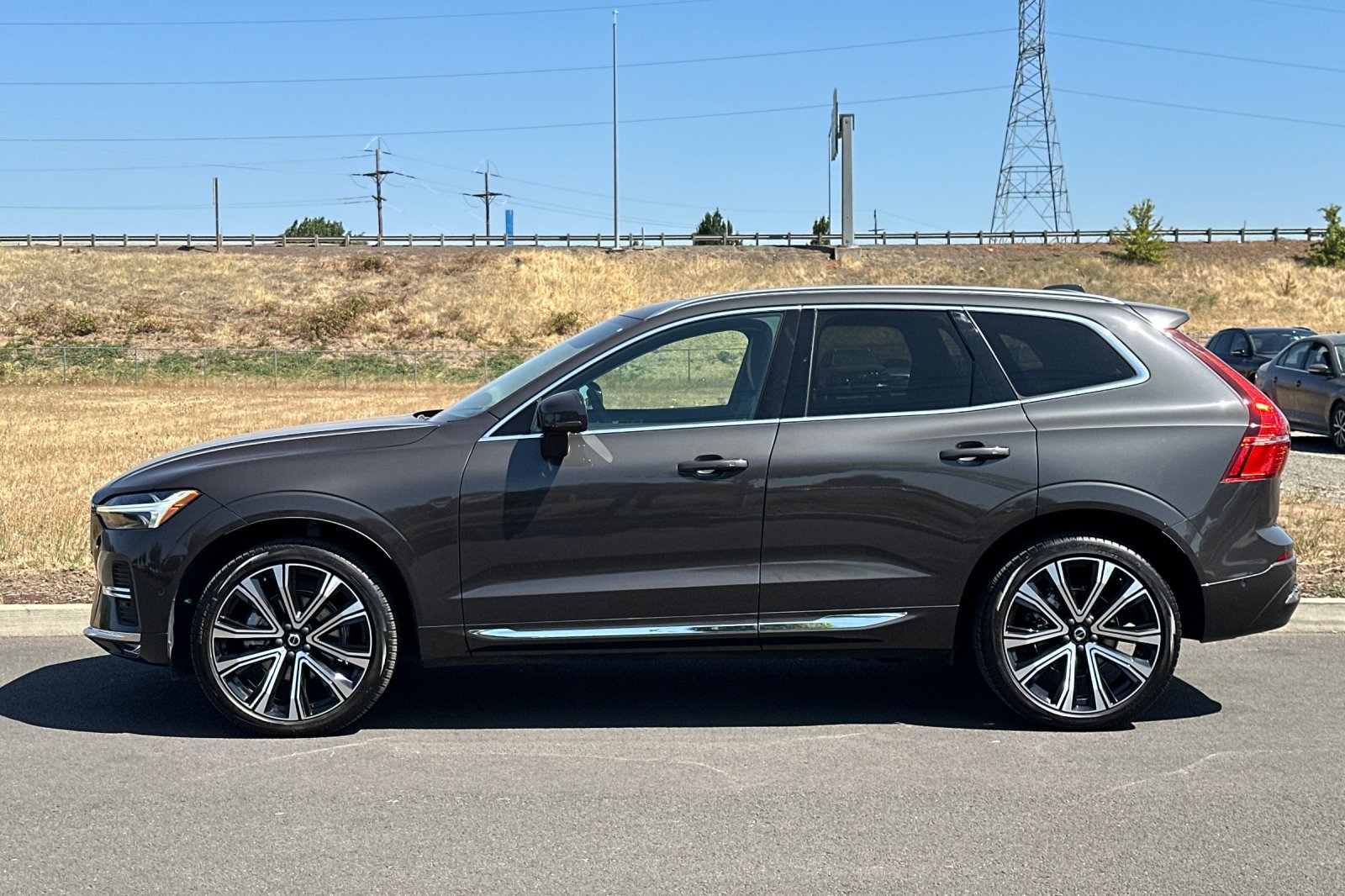 Used 2023 Volvo XC60 B5 Ultimate w/ Protection Package Premier AWD/4WD image 6